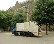 801020 Afbeelding van een vuilnisauto van Gemeentelijke Reinigings-, Markt en Havendienst op het Domplein te Utrecht; ...